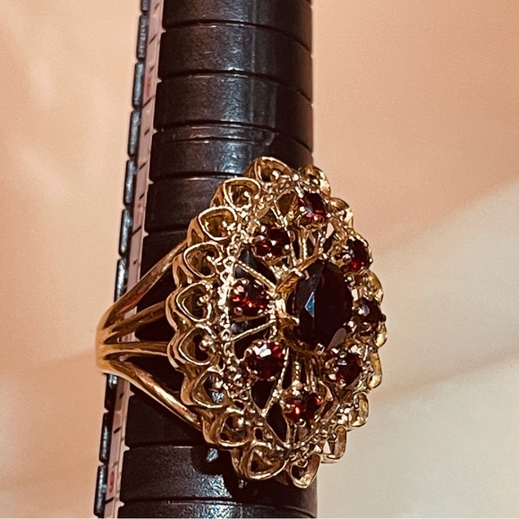 ♥️Stunning 375 Yellow Gold European Antique Filigree Garnet Dinner Ring! - Picture 10 of 16